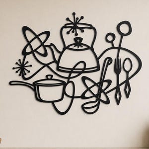 Può includere: Arte da parete da cucina in metallo nero con una teiera, una casseruola, un cucchiaio, una forchetta e forme astratte. L'opera d'arte è montata su una parete colorata chiara sopra un piano di lavoro. Il design ha un'estetica moderna della metà del secolo.