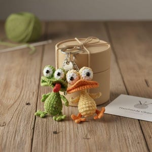 2-i-1 Amigurumi Groda och Anka Nyckelringsmönster PDF – Söt Virkningshandledning för Djur – Nybörjarvänlig Plyschleksak
