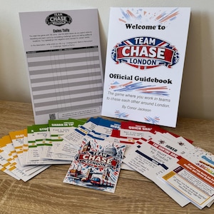 以下が含まれることがあります： Team Chase Londonのボードゲームセット。公式ガイドブック、コイン集計シート、チャレンジカードのコレクションが含まれています。ガイドブックにはゲームタイトルと著者名が記載されており、カードには様々なタスクやゲームのルールが書かれています。