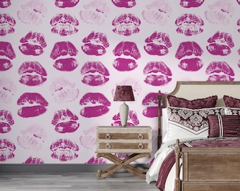 Papier peint rose Kiss, motif tache de rouge à lèvres violet, forme Kisses, texturé