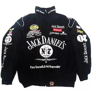 Pode incluir: Casaco de corrida preto com detalhes brancos e vários logotipos de patrocinadores. O logotipo da Jack Daniel's é exibido de forma proeminente na frente e nas mangas. Inclui o texto "Pace Yourself. Drink Responsibly."