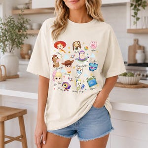 Camiseta con estampado de pulseras de la amistad, camiseta retro inspirada en Toy Story 5, camiseta gráfica de Comfort Colors con Woody y la amistad, lindo regalo a juego para amigos imagen 1