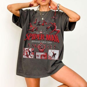 Camiseta retro de Spider-Man de la marca New Day Comfort Colors, camiseta de superhéroe Spiderman, camiseta de Spidey de Tom Holland, camiseta de Peter Parker del MCU, viaje familiar imagen 1