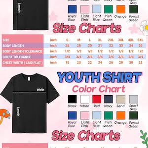 Pu&ograve; includere: Una maglietta nera con tabelle delle taglie e dei colori per magliette unisex e da ragazzo. La tabella dei colori include nero, bianco, rosso, blu navy, sabbia e grigio sportivo. Le tabelle delle taglie mostrano le misure in pollici.