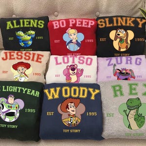 Camiseta con retrato de los personajes de Toy Story de Pixar de Disneyland (desde 1995), camiseta a juego para la familia de Disneyland, Buzz Lightyear, Woody, Jessie, Slinky, Aliens imagen 1