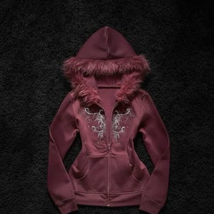 Bluza z kapturem z różowego sztucznego futra Y2K – Coquette Zip Up Juicy Inspired z haftem i nadrukiem w stylu grunge