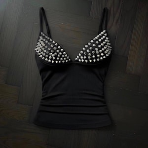 Schwarzes, nietenbesetztes Y2K-Top – Gothic-Rock-Camisole – Glamouröses Nieten-Tanktop der 2000er – Ausgefallenes Party-Outfit für Damen