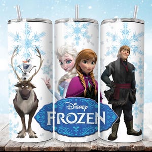 Puede incluir: Un vaso blanco con personajes de Frozen de Disney, incluyendo a Elsa, Anna, Kristoff, Olaf y Sven. El vaso tiene un patr&oacute;n de copos de nieve azules y el logotipo de Disney Frozen. Incluye una pajita.