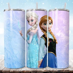 Puede incluir: Tres vasos de acero inoxidable con pajitas. Cada vaso presenta una imagen diferente de los personajes de la pel&iacute;cula animada Frozen. El primer vaso tiene un dise&ntilde;o de hielo azul, el segundo presenta a Elsa y el tercero a Anna.