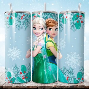 Puede incluir: Un vaso de acero inoxidable con Elsa y Anna de Frozen de Disney. El vaso tiene un fondo azul claro con copos de nieve y follaje de invierno. Los personajes visten sus trajes caracter&iacute;sticos. Incluye una pajita transparente.
