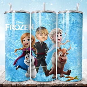 Puede incluir: Un vaso de acero inoxidable con personajes de Frozen de Disney. El vaso tiene un fondo azul con la palabra "Frozen" e im&aacute;genes de Anna, Elsa, Kristoff, Olaf y Sven. Incluye una pajita y una tapa.