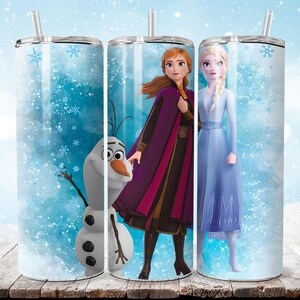 Puede incluir: Tres vasos de acero inoxidable con pajitas, cada uno con un personaje de la pel&iacute;cula animada Frozen. Los personajes son Anna, Elsa y Olaf, sobre un fondo de copos de nieve azules y blancos.