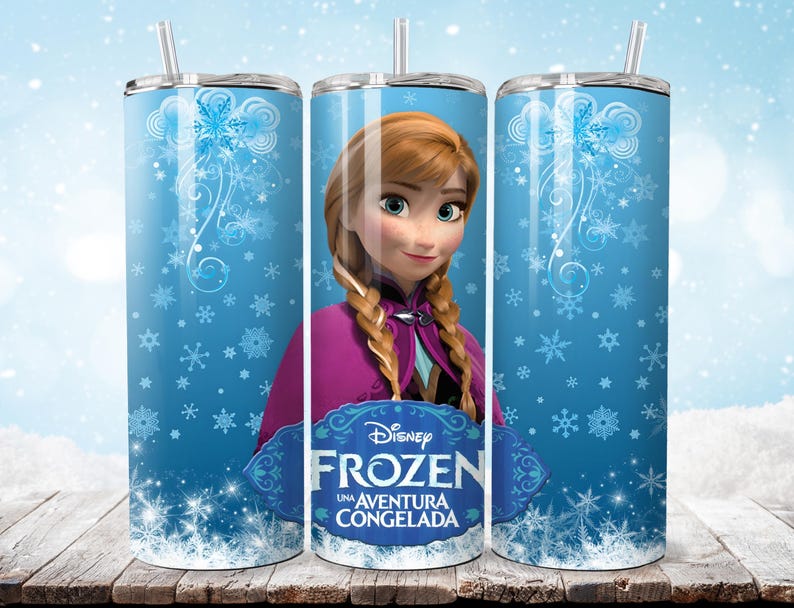Puede incluir: Un vaso de acero inoxidable con el personaje de Disney Frozen, Anna. El vaso tiene un fondo azul claro con dise&ntilde;os de copos de nieve. Tambi&eacute;n se ve el logotipo de Disney Frozen y el texto "Una Aventura Congelada".