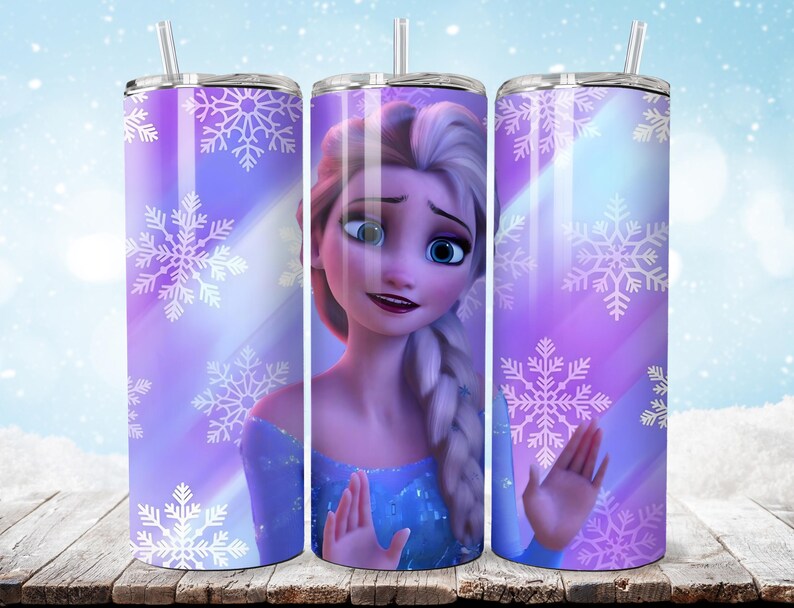Puede incluir: Un vaso de acero inoxidable con una imagen de dibujos animados de Elsa de Frozen. El vaso tiene un fondo morado y azul con dise&ntilde;os de copos de nieve blancos. El personaje lleva un vestido azul y tiene el pelo rubio.
