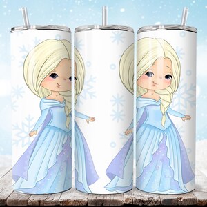 Puede incluir: Vaso blanco con una ilustraci&oacute;n de dibujos animados de una princesa con un vestido azul y un peinado trenzado. El dise&ntilde;o incluye copos de nieve y una pajita. El vaso est&aacute; dise&ntilde;ado para bebidas fr&iacute;as.