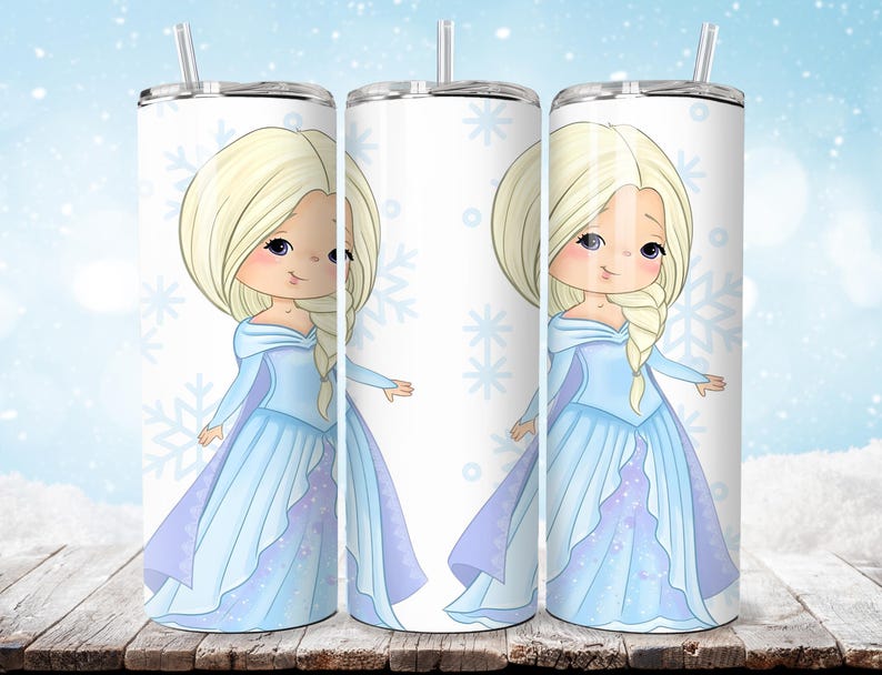 Puede incluir: Vaso blanco con una ilustraci&oacute;n de dibujos animados de una princesa con un vestido azul y un peinado trenzado. El dise&ntilde;o incluye copos de nieve y una pajita. El vaso est&aacute; dise&ntilde;ado para bebidas fr&iacute;as.