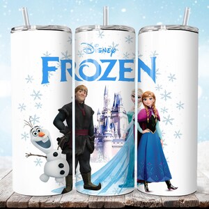 Puede incluir: Vaso aislado blanco con personajes de Frozen de Disney. El vaso tiene el logo azul "Frozen" e im&aacute;genes de Olaf, Kristoff, Elsa y Anna. El dise&ntilde;o incluye copos de nieve y una pajita plateada.