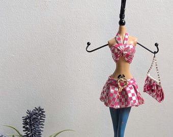 Manichino Y2K alla moda, portagioie, abito a quadri rosa, borsetta, 15” Decorazione