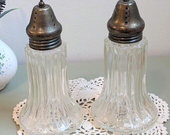 Set vintage di saliera e pepiera in vetro scanalato con coperchi color argento, stile Art Déco.