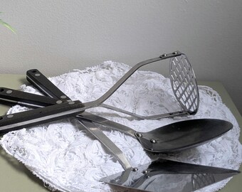 Set di 3 utensili da cucina vintage in acciaio inossidabile con manici rivettati neri.