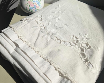 Tovaglia vintage in lino bianco con ricami all'uncinetto in stile rustico, 80 x 68 cm.
