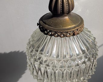 Lampada a sospensione vintage in vetro pressato con festoni e ottone, stile Mid-Century Modern, anni '60-'70.