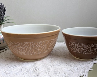 Set di 2 ciotole da miscelazione Pyrex vintage / Motivo floreale marrone e beige / Decorazione rustica per la cucina / Pentole retrò / Pyrex anni '70