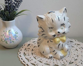 Statuetta vintage in ceramica dipinta a mano di un gattino, gatto soriano bianco con fiocco giallo.