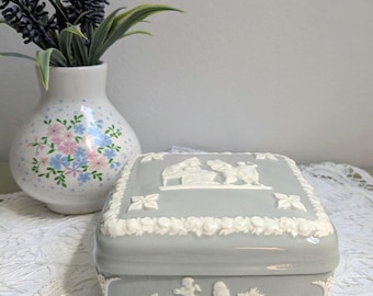 Scatola portagioie vintage Wedgwood in jasperware, grigio salvia, con coperchio, decorazioni a rilievo, prodotta in Inghilterra, portagioie, stile classico.