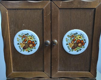 Armário de madeira vintage para especiarias, para pendurar na parede, ideal para cozinha estilo fazenda, com gavetas e decoração rústica para cozinha.