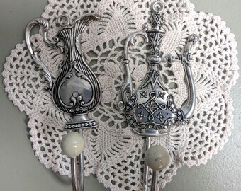 Set di 2 ganci appendiabiti vintage color argento con decorazioni in strass.