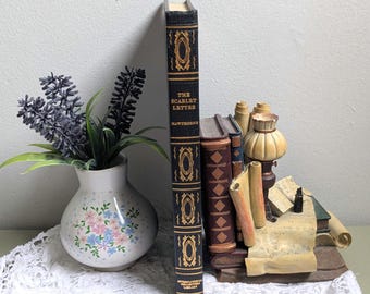 Edizione vintage di "La lettera scarlatta" di Nathaniel Hawthorne, rilegatura ICL William Morris.