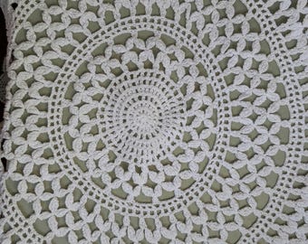 Großes, handgehäkeltes Vintage-Baumwolldeckchen, rundes Tischdekorationsstück im Landhausstil, Cottagecore-Boho-Dekoration