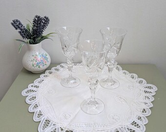 Set di 3 bicchieri da vino vintage in cristallo, calici con stelo traforato e decorazioni incise.