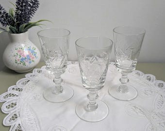 Flûte da champagne in cristallo vintage, calici con decorazioni a spirale, bicchieri da brindisi incisi.