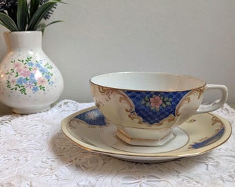 Set vintage di tazza e piattino da tè della Cecoslovacchia: tazza da tè in porcellana con decorazioni floreali blu e oro.