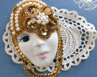 Spilla vintage in porcellana a forma di volto – Firmata De Lois 87 – Spilla artistica con perle e oro – Spilla unica e di grande effetto
