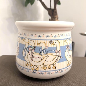 Maceta decorativa vintage Burton + Burton 1980 – Motivo oies country pastel – Casa de campo Cache-pot – Sin cobertura