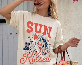 Camiseta "Besada por el sol", Camiseta de vaquera costera, Top de playa retro, Ropa de vacaciones de verano, Gráfico western vintage, Camiseta de chica pin-up, Verano bohemio