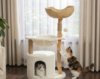 Puede incluir: Un árbol para gatos de varios niveles con una base cubierta de felpa blanca que incluye una cueva, un cuenco central de felpa y una cesta superior de mimbre trenzado. Un poste de madera natural con secciones de cuerda de sisal sostiene todo.