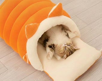 Cueva para gatos con orejas de gato, nido suave y semicerrado para mascotas en invierno con base antideslizante, resistente al viento, cálido, extraíble y lavable, refugio de felpa para gatos.