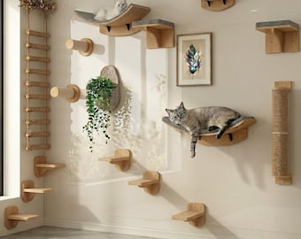 Puede incluir: Un árbol para gatos montado en la pared con múltiples plataformas de madera, una escalera de cuerda y un rascador. Dos gatos descansan en las plataformas. El árbol para gatos está diseñado para proporcionar un espacio para que los gatos trepen, jueguen y se relajen.