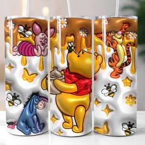Könnte beinhalten: Ein Becher mit Winnie Puuh und seinen Freunden. Das Design umfasst Illustrationen von Puuh, Ferkel, Tigger und Eeyore, mit Honig, der an den Seiten heruntertropft. Bienen, Sterne und Blumen sind ebenfalls Teil des Designs.