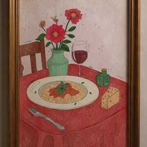 Pode incluir: Ilustração emoldurada de uma cena de jantar. Um prato de massa com molho de tomate e manjericão está sobre uma toalha de mesa vermelha. Um copo de vinho tinto, um vaso de flores e um pedaço de queijo completam a cena.