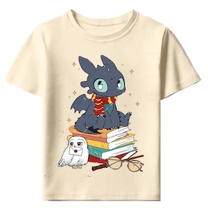 Toothless Wizard PNG, ontwerp van een draak uit een magische school, Disney-feestontwerp, digitaal ontwerp — geen fysiek product verzonden, zomervakantieshirt PNG