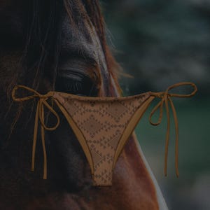 Puede incluir: Una taza de cerámica blanca con un asa negra y el texto "But First, Coffee" en un estilo manuscrito. La taza está sobre una superficie blanca. La taza mide aproximadamente 10 cm de alto.