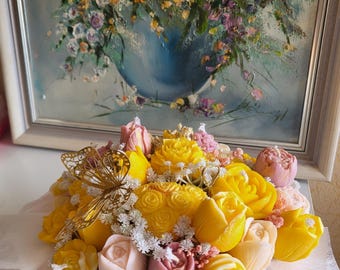 Handgjord blombukett gjord av rapsvax