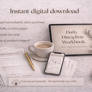 Può includere: Immagine di un pianificatore digitale e accessori. Un tablet mostra "Daily Discipline Workbook". Sono presenti anche uno smartphone, una tazza di caffè, una penna e delle candele. Il testo recita "Download digitale istantaneo".