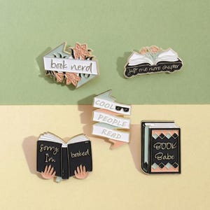 Può includere: Una tazza di ceramica bianca con manico nero e la scritta "But First, Coffee" in grassetto nero. La tazza è posta su uno sfondo sfocato, che suggerisce un'atmosfera accogliente.