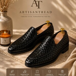 Puede incluir: Un par de mocasines ArtisanTread de cuero negro con un dise&ntilde;o tejido. Los zapatos se muestran con hormas de madera. La imagen incluye una vela encendida y el texto "ARTISANTREAD" y "TIMELESS STYLE. HANDCRAFTED FOR YOU."